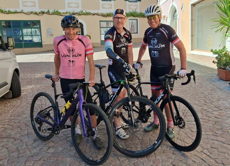 Michi Kurz li. und Radlwolf re. freuen sich auf die gemeinsamen Radausfahrten mit Klaus Feistritzer; Foto: © Radlwolf
