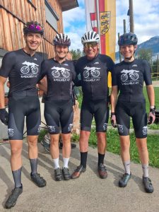 Radlwolf 3.v.links mit seinen Athleten knapp vor dem Start: v.l. Nils Kurz, Lisa Achleitner und Nele Kurz; Foto: © Radlwolf