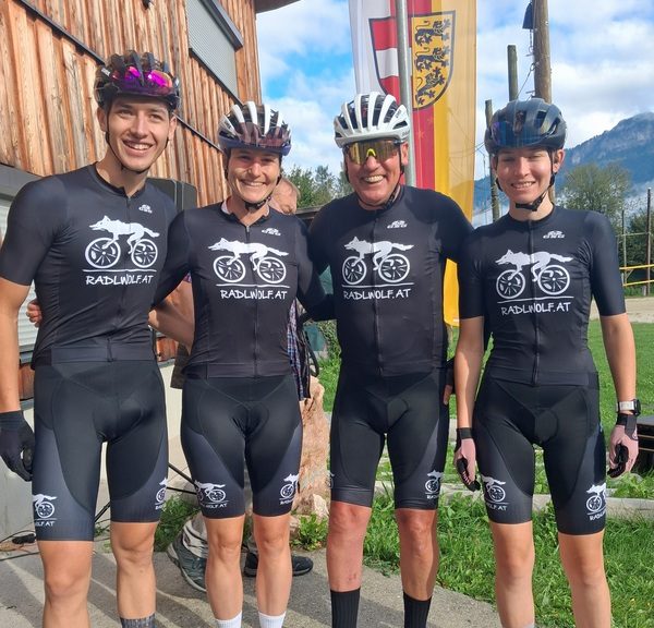 Radlwolf 3.v.links mit seinen Athleten knapp vor dem Start: v.l. Nils Kurz, Lisa Achleitner und Nele Kurz; Foto: © Radlwolf