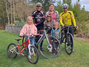 vorne v. links: Lena ihre Schwester, Laura und ihr Cousin Florian, hinten v. links: Radlwolf, Manuela Hochenwarter und Michi Kurz; Foto: © Radlwolf