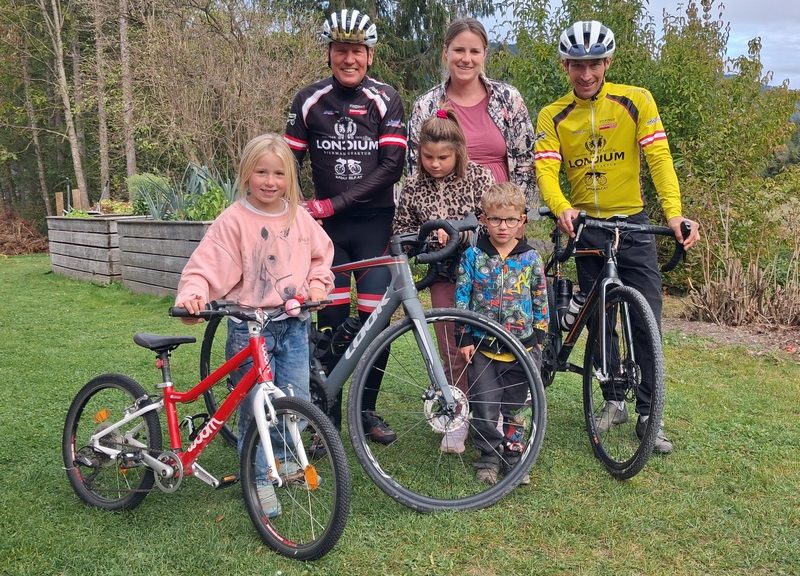 vorne v. links: Lena ihre Schwester, Laura und ihr Cousin Florian, hinten v. links: Radlwolf, Manuela Hochenwarter und Michi Kurz; Foto: © Radlwolf